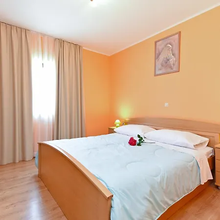 Ivana 1664 Apartment